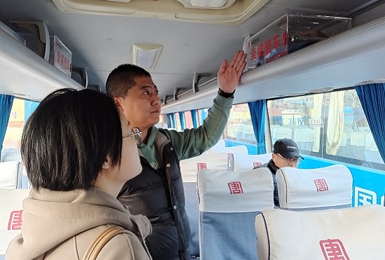 幸福班車上設(shè)置充電寶、雨傘等應(yīng)急物品.jpg