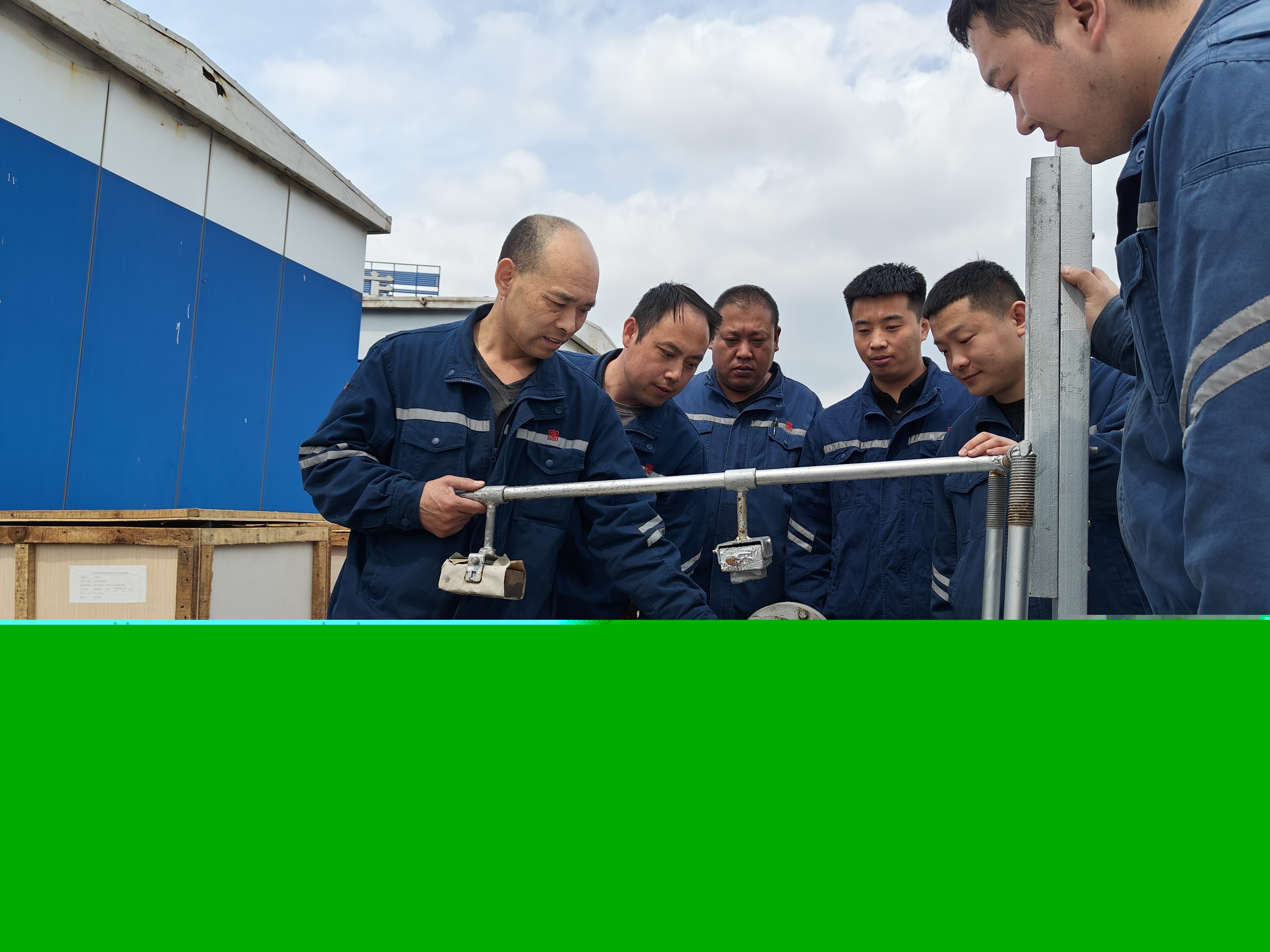 20240510，風(fēng)機檢修班班長丁帶領(lǐng)班組成員調(diào)試自主研發(fā)的集電環(huán)打磨平臺。馬克拍攝.jpg